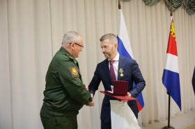 Губернатор Чукотского АО Владислав Кузнецов удостоен медали «За укрепление боевого содружества»